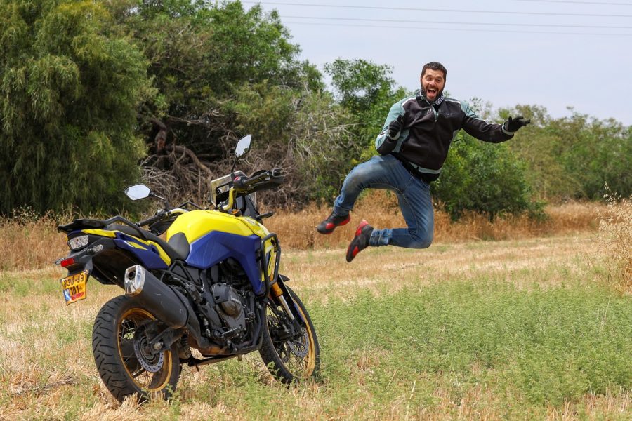 סוזוקי ויסטרום 800DE במבחן דרכים