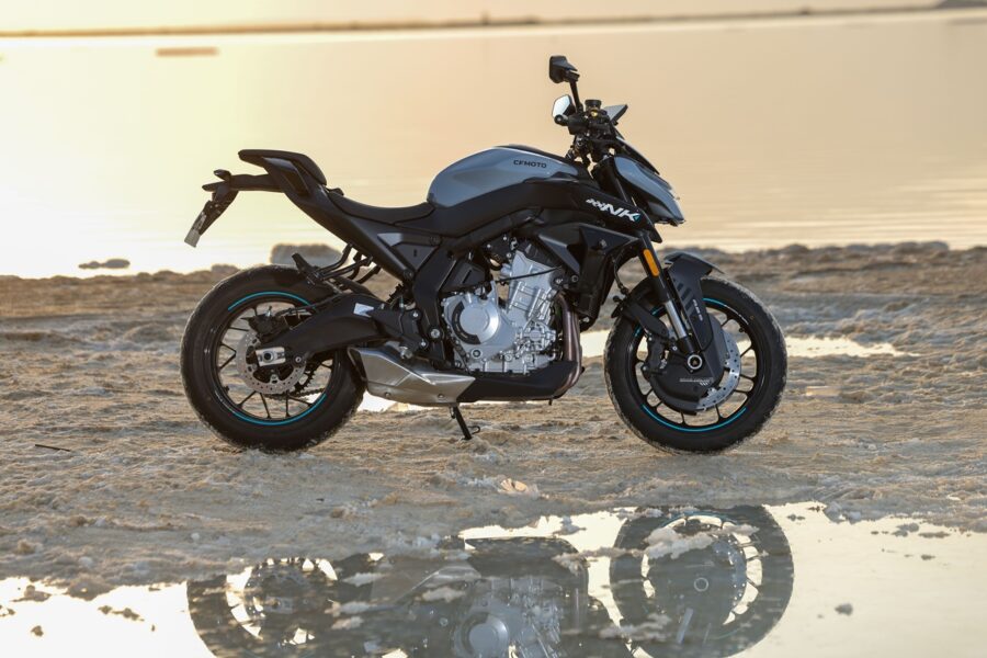 הלב של 675NK הוא מנוע טריפל בנפח 675 סמ״ק שמפיק כמעט 90 כוחות סוס וקרוב ל־7 קג״מ