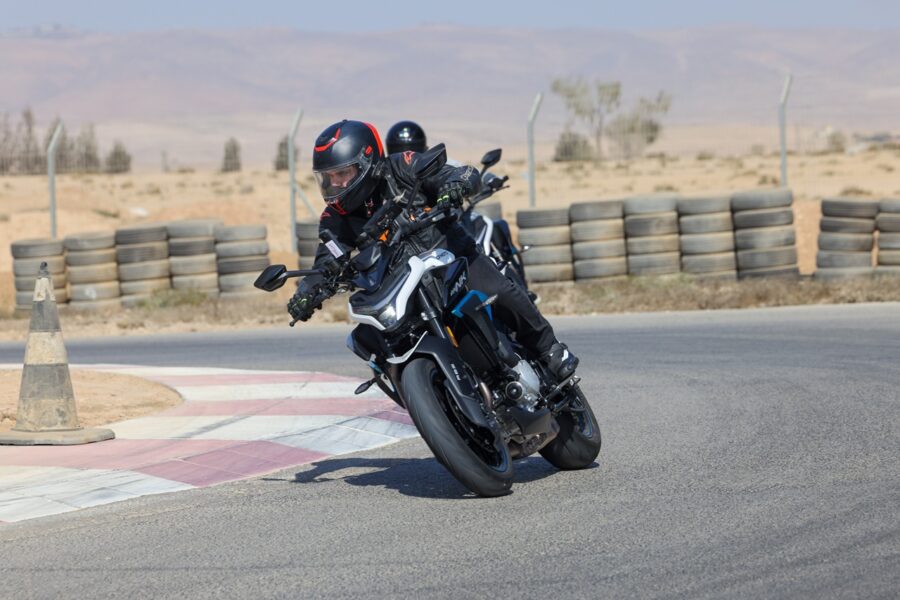 האופנוע הזה לא מעייף גם אחרי סשנים ארוכים בקצב רכיבה מהיר. הוא יציב, משתף פעולה ומשרה ביטחון - וזה בדיוק סוג הפליי-בייק שכיף לשחק איתו שוב ושוב.