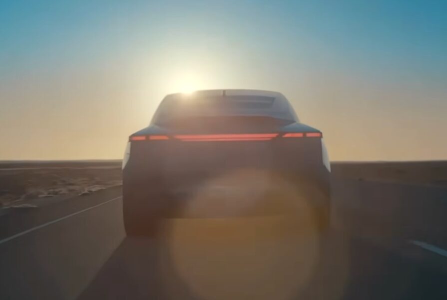 טויוטה מעולם אחר: תשכחו את כל מה שידעתם על קורולה ותתחילו לחשוב קצת טסלה