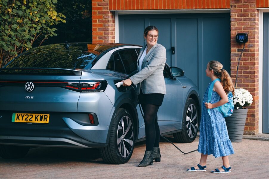 מתקינים עמדת טעינה ביתית לרכב חשמלי: 11 קילוואט או 22 קילוואט?